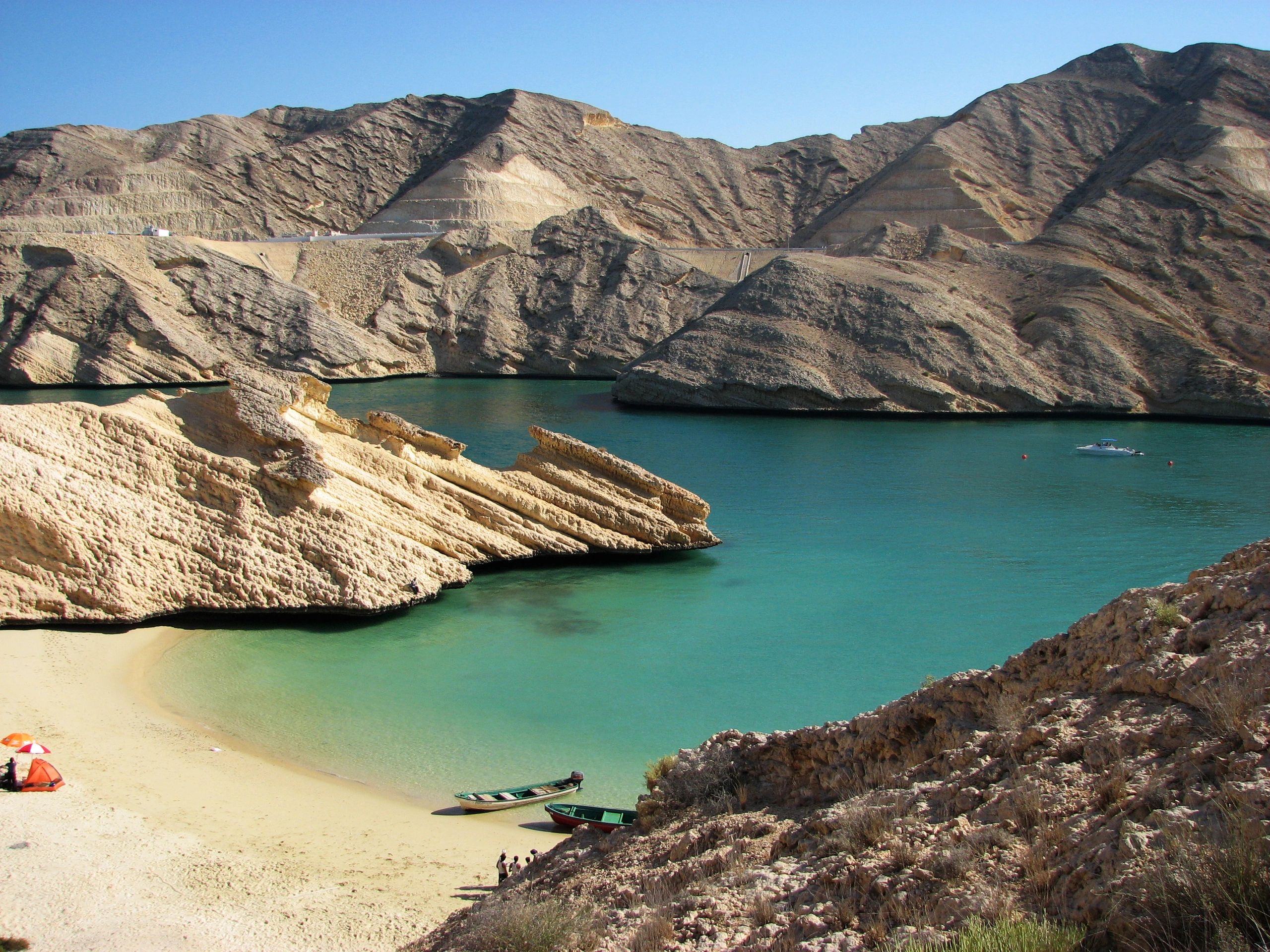Rocky coastline in Oman for Musandam tour inspiration