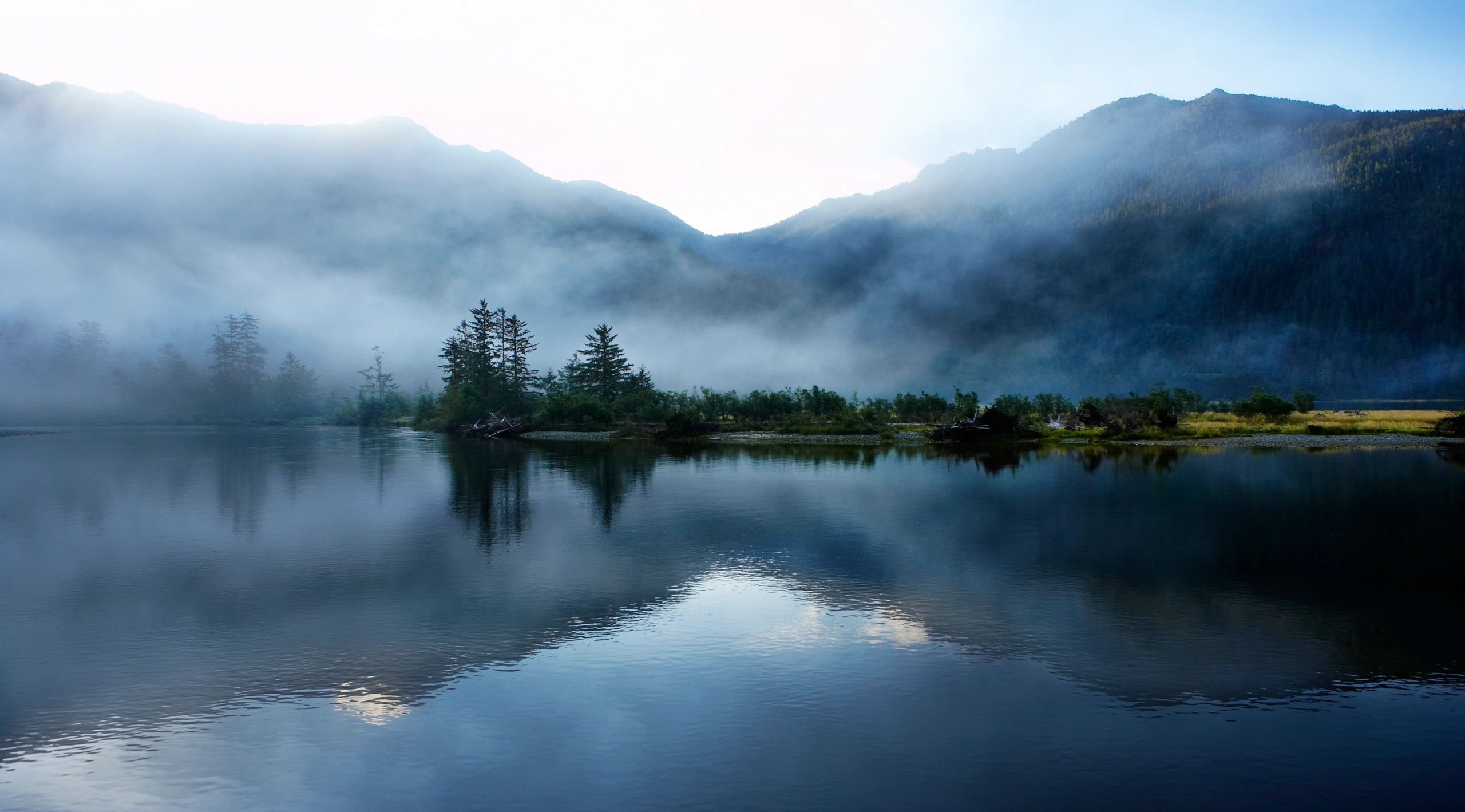 Mountain lake scenery for planning a Hatta escape